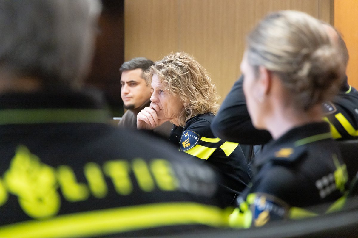 Janny Knol (@pol_korpschef) on Twitter photo We vragen het uiterste van jullie: extreem lange dagen om in te grijpen bij extreem geweld. Dank collega’s <a href="/POL_Amsterdam/">Politie Eenheid Amsterdam</a> en helpers uit hele land, voor jullie langdurige en intensieve inzet om daders op te pakken en slachtoffers te beschermen. Pas goed op jezelf en op elkaar. We vragen het uiterste van jullie: extreem lange dagen om in te grijpen bij extreem geweld. Dank collega’s <a href="/POL_Amsterdam/">Politie Eenheid Amsterdam</a> en helpers uit hele land, voor jullie langdurige en intensieve inzet om daders op te pakken en slachtoffers te beschermen. Pas goed op jezelf en op elkaar.