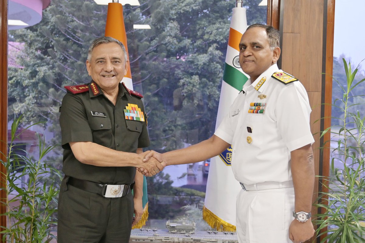 HQ_IDS_India's tweet photo. General Anil Chauhan, #CDS interacted with Vice Adm V Srinivas, FOC-in-C #SNC on the sidelines of #TSTCC and held discussions on various aspects of joint training. 
A comprehensive brief outlining the role, functioning & capabilities of the Command was also presented.
#CDS complimented the #SNC for high standards of professionalism and operational readiness.

@DefenceMinIndia
@SethSanjayMP