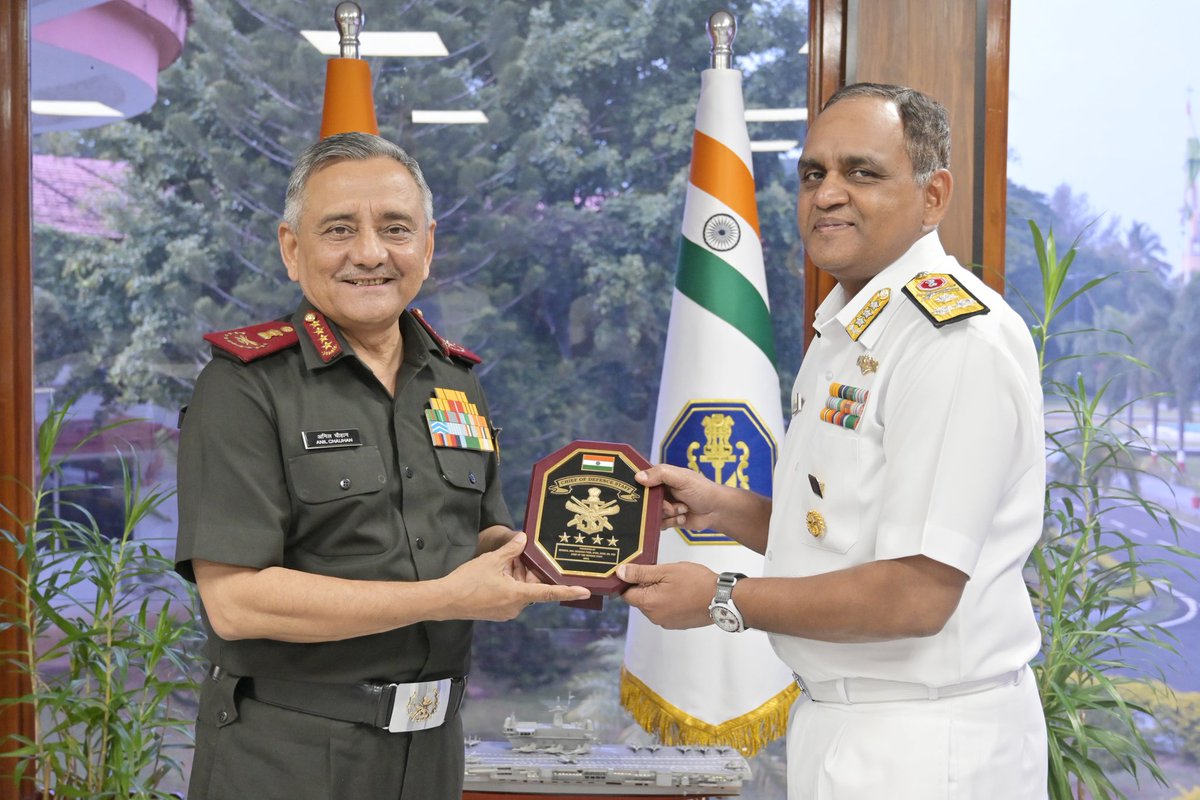 HQ_IDS_India's tweet photo. General Anil Chauhan, #CDS interacted with Vice Adm V Srinivas, FOC-in-C #SNC on the sidelines of #TSTCC and held discussions on various aspects of joint training. 
A comprehensive brief outlining the role, functioning & capabilities of the Command was also presented.
#CDS complimented the #SNC for high standards of professionalism and operational readiness.

@DefenceMinIndia
@SethSanjayMP