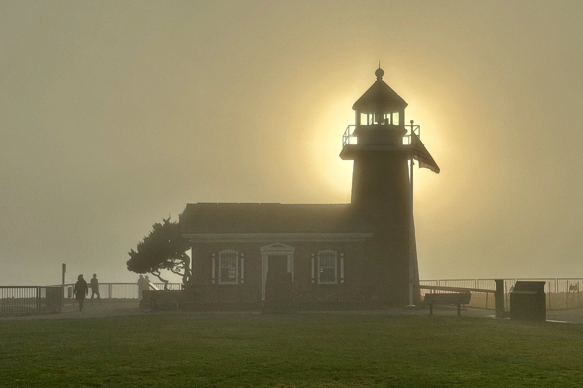 NativeSantaCruz's tweet photo. Yesterday afternoon I was at Lighthouse Point at about 3:45pm and it was sunny, though you could see the fog down the coast by the harbor. The fog raced in as fast and thick as I’ve seen in a very long time and I took these photos at 4:05pm. https://t.co/qTh4Mod7fu
