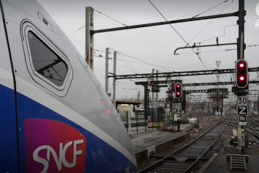 _Direct_News's tweet photo. Grèves SNCF pendant Noël : Eric Ciotti veut s’attaquer à la "#greviculture" des syndicats.
Éric Ciotti a déclaré vouloir déposer une proposition de loi visant à interdire les grèves pendant certaines périodes, comme celle des vacances de Noël.
Qu'en pensez-vous ?
#greveSNCF #SNCFgreve #greve #greves #loi
https://t.co/Zj8Ehz7mgb via @ladepechedumidi