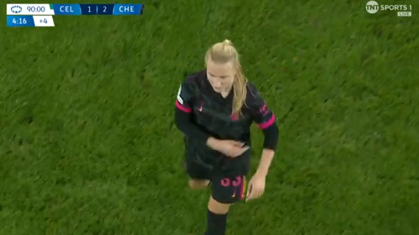 KLV_Ball's tweet photo. Mais Beever Jones qui prend un rouge a 3 secondes de la fin ??? #CELCHE https://t.co/CfWta31MAI