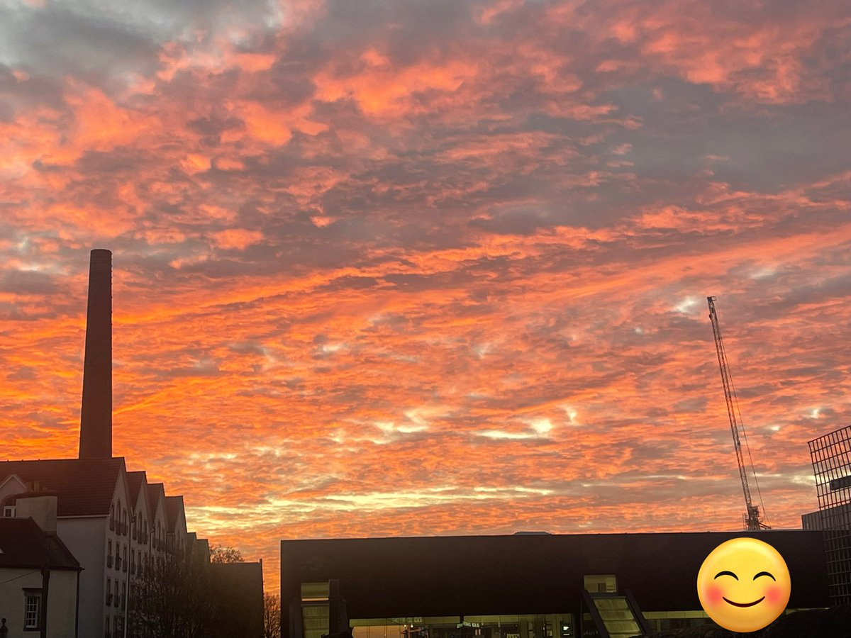 alasanbee's tweet photo. Sometimes, taking a moment to appreciate nature’s beauty can bring a sense of calm and a change in perspective. #sunset https://t.co/zpFOrxf2hr