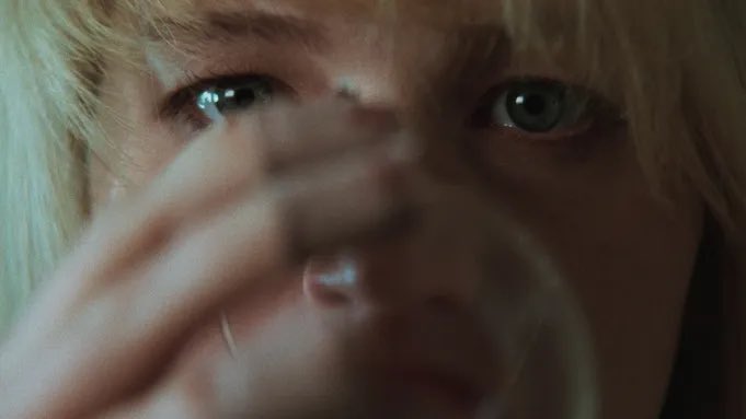 Primeras imágenes de Jennifer Lawrence en su nueva película “Die, my love”, protagonizada por ella junto a Robert Pattinson.