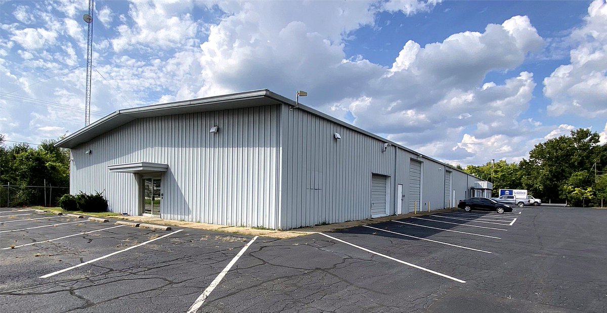 SummitRealEst's tweet image. New listing! Steel frame building with office/warehouse space for lease, located on Allens Lane, just west of Kratzville Road and 1/2 mile north of Diamond Ave. on Evansville's north side. Call Richard Clements for details at 812.426.1070.
summitrealestate.us/listings/1501-…