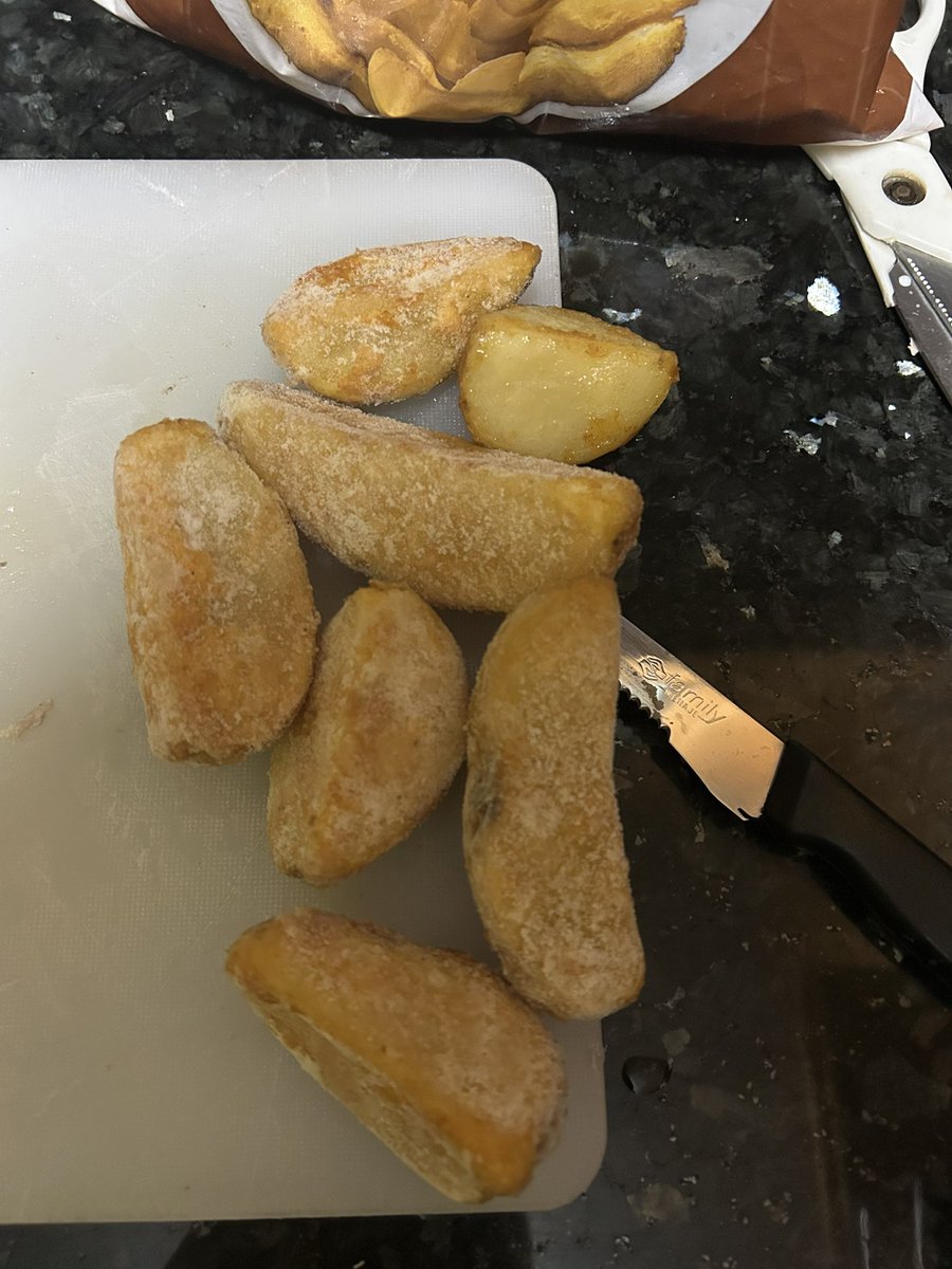 __caarlapoons__'s tweet photo. pero a ver @Mercadona  tu te crees que yo tengo suficiente aceite para freir tremendas patatas? a ver si aprendemos a cortarlas o algo. ESTAFADORES https://t.co/pPhj7g4kl3