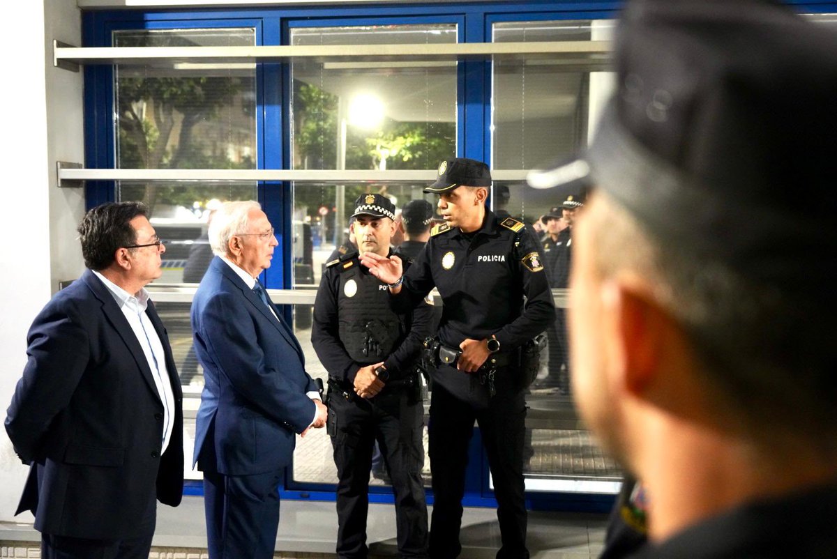 GobiernoMelilla's tweet photo. El presidente de la Ciudad ha despedido hace unos minutos a los 14 policías locales que partirán esta noche hacia Sedaví, en Valencia, para ayudar en las labores de seguridad y vigilancia hasta su vuelta el día 19. https://t.co/A6xR63HJfI