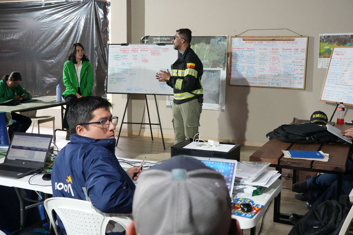 IDIGER's tweet photo. #IdigerInforma en este momento, desde el PMU en la Autopista Norte, la @Ambientebogota presenta el balance de las actividades realizadas hoy en el humedal Torca y Guaymaral. https://t.co/Nh9A5zu1nI