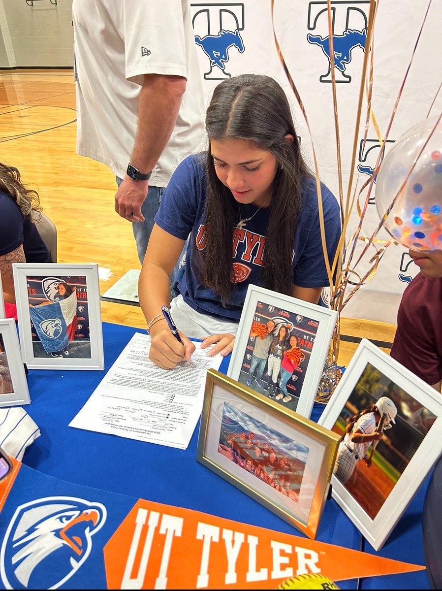 kaelynlerma2025's tweet image. Officially a patriot! Can’t wait for the next 4!! 🧡🦅 #swoopswoop @THSMustangSB @Patriot_sb