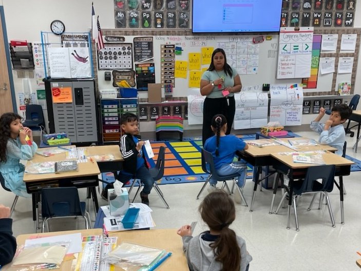 SSralonso's tweet photo. Way to go, Ms. Gomez, for using skills kits during WG! Getting ALL students to respond to ALL of your questions raises accountability and gives you the most accurate picture of what your students understand! 🙌 #activelearning #totalresponsesignals @BES_Cowboys @GISDTLD @GISD4EBs https://t.co/4NeEH6ygYb