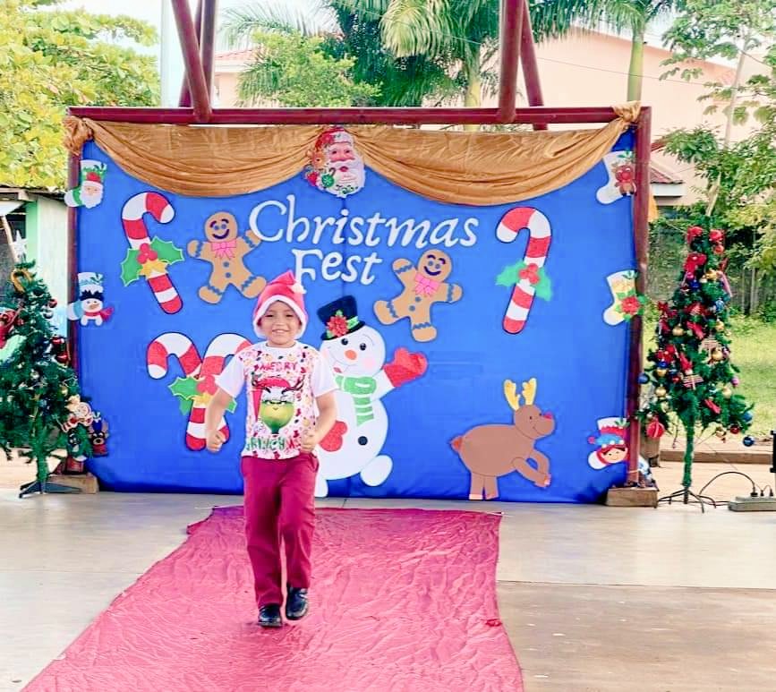 DeChontales's tweet photo. Christmas Fest// Estudiantes del turno matutino y vespertino de la escuela José Reyes Canales, demuestran sus habilidades lingüística y artísticas.  🎉🎁

Felicitamos el protagonismo de la comunidad educativa, fortaleciendo aprendizajes. 🎉🎉 https://t.co/xekIpVqa44