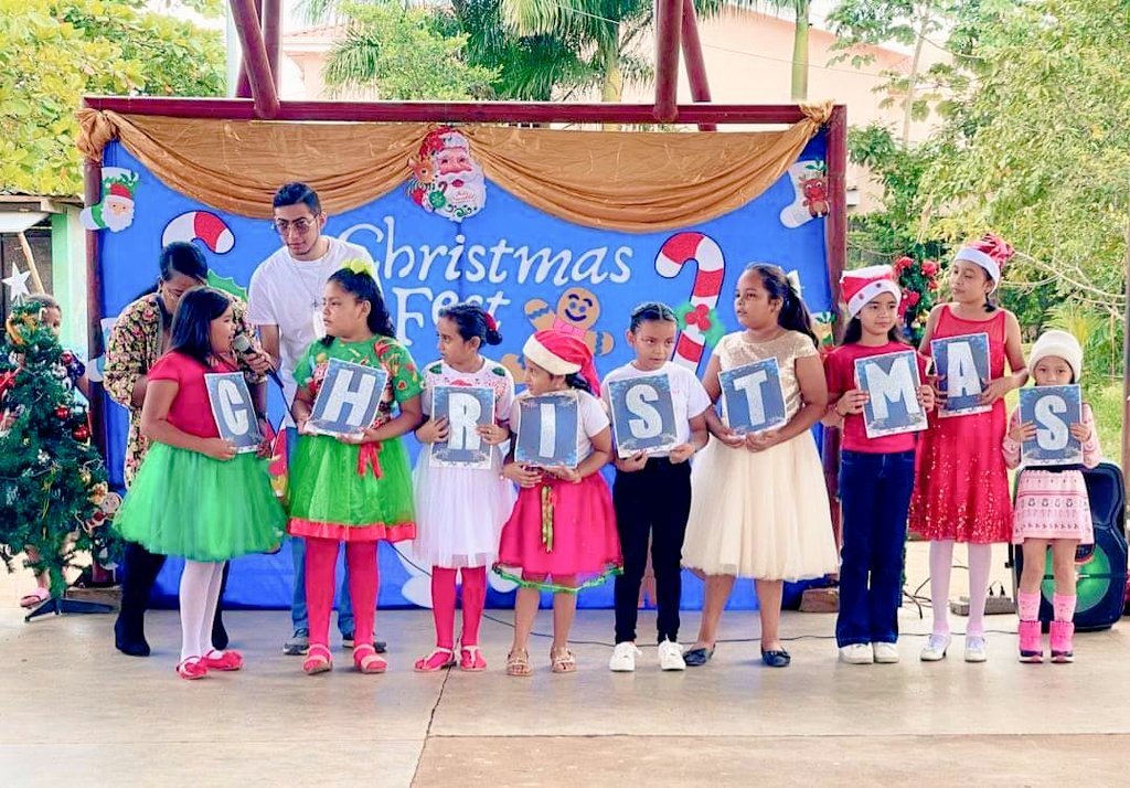 Christmas Fest// Estudiantes del turno matutino y vespertino de la escuela José Reyes Canales, demuestran sus habilidades lingüística y artísticas.  🎉🎁

Felicitamos el protagonismo de la comunidad educativa, fortaleciendo aprendizajes. 🎉🎉