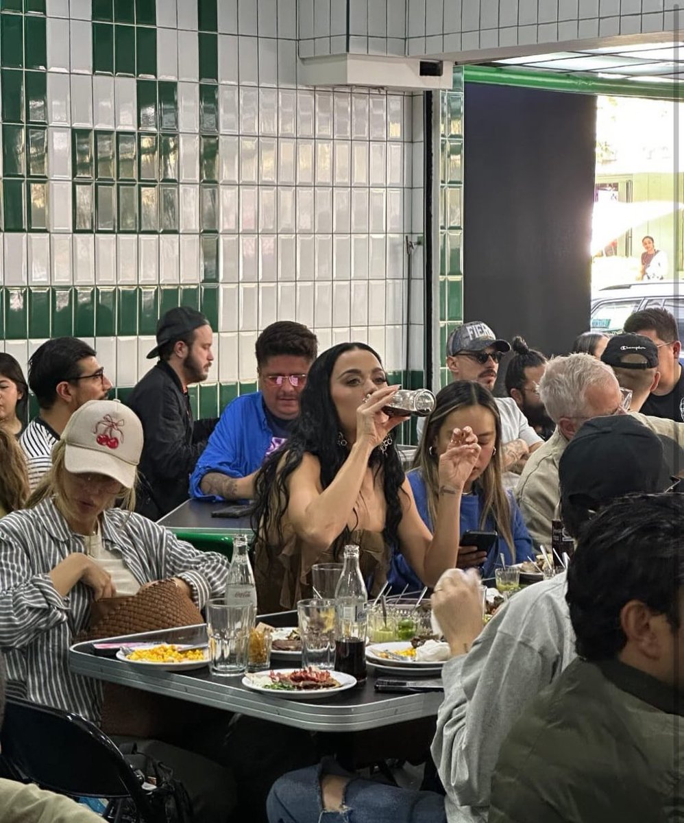 _elan_'s tweet photo. Es que después de esa estelar “gira de medios” el día de hoy, es lo mínimo que se merece. Unos taquitos y a mimir. 🌮😌 https://t.co/eSx4ul3NJP