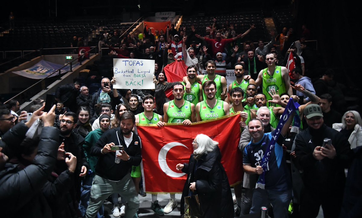 TofasSporKulubu's tweet photo. 🇹🇷 Braunschweig deplasmanında bizleri yalnız bırakmayan ve takımımıza destek veren tüm gurbetçi vatandaşlarımıza teşekkür ediyor; bu galibiyeti sizlere armağan ediyoruz 👊 #FIBAEuropeCup #WeStayTOGETHER 🔵🟢 #BirlikteZaferlere https://t.co/VO1Yv8uQ0C
