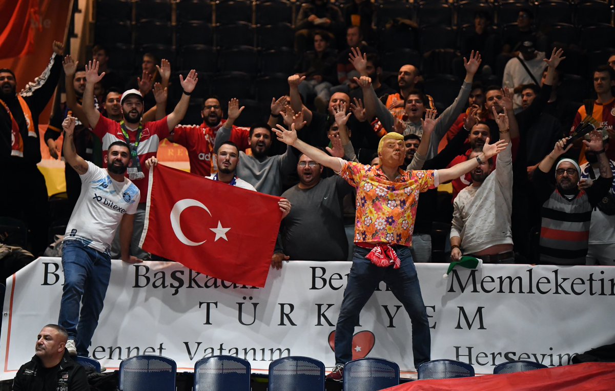TofasSporKulubu's tweet photo. 🇹🇷 Braunschweig deplasmanında bizleri yalnız bırakmayan ve takımımıza destek veren tüm gurbetçi vatandaşlarımıza teşekkür ediyor; bu galibiyeti sizlere armağan ediyoruz 👊 #FIBAEuropeCup #WeStayTOGETHER 🔵🟢 #BirlikteZaferlere https://t.co/VO1Yv8uQ0C