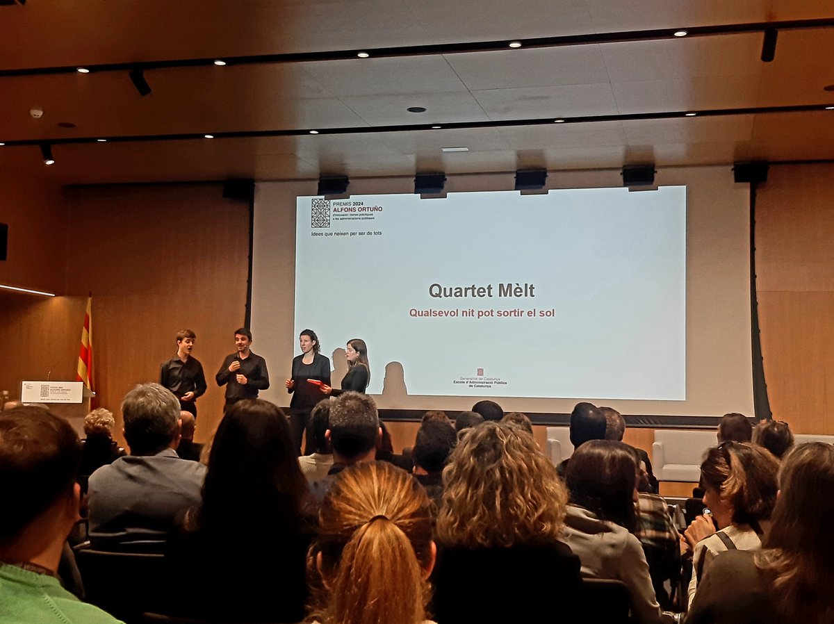 MartaFdezJurjo's tweet image. Acte de lliurament dels VII #PremisAlfonsOrtuño24 de l'@eapccat a la #innovació i #BonesPràctiques a les #AdministracionsPúbliques catalanes. Presentat i conduït per la periodista @cherranz13. Amb actuació musical del @Quartet_MELT i espectacle d'il·lusionisme del @MagStigman.
