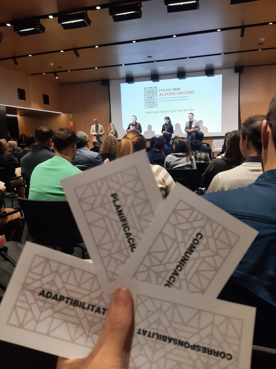 MartaFdezJurjo's tweet image. Acte de lliurament dels VII #PremisAlfonsOrtuño24 de l'@eapccat a la #innovació i #BonesPràctiques a les #AdministracionsPúbliques catalanes. Presentat i conduït per la periodista @cherranz13. Amb actuació musical del @Quartet_MELT i espectacle d'il·lusionisme del @MagStigman.