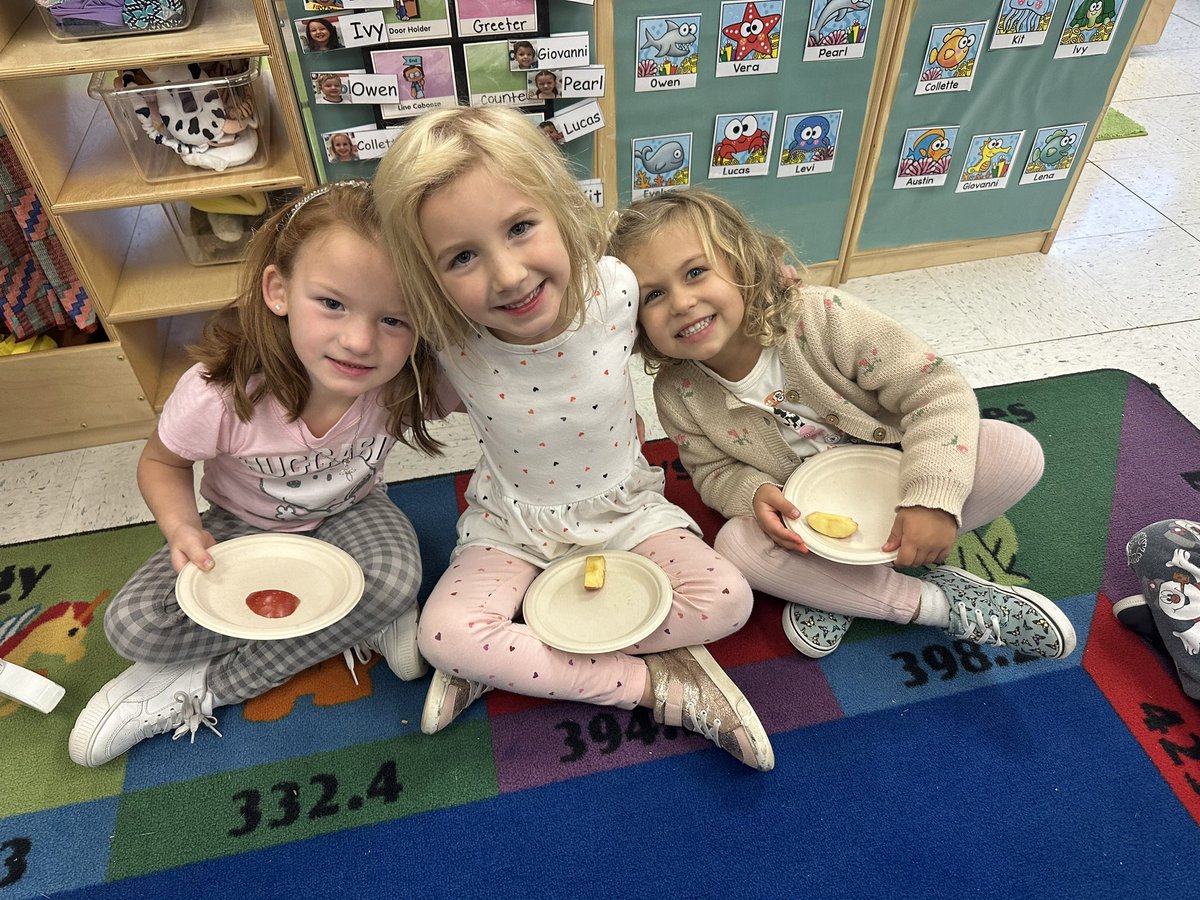 msbri_prek's tweet photo. This class loves apples! Thank you Wegmans for donating apples for our preschoolers😊We used them to paint🍎 #SpartanLegacy #treestudy #apples @tiffanysorto0 @prekteachernj @MsKWeldon @VonaKristin https://t.co/AUv9cugXtL