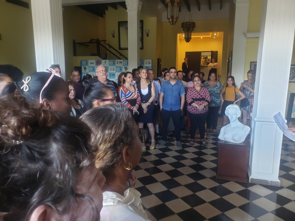 Celebramos el 20 aniversario de la Brigada de Instructores de Arte en #Holguín, con el amor que emana de cada uno de estos "valientes abanderados del arte y la cultura" como los definió #FidelPorSiempre #FidelEnHolguín