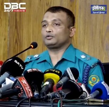 Chain_report_01's tweet photo. 🚨 BREAKING: 

#Bangladesh police label ISKCON as a terror organization! 

They claim members chant "Jai Shri Ram" 🇮🇳. 

They claim #ISKCON is a #RAW agent. 🇧🇩 

SKCON had helped Bangladeshis during the recent flood.

#Hindus need urgent help https://t.co/dYQ1OGpp8u