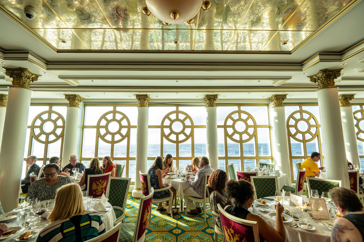 🥂 Cheers to dinner with views!
