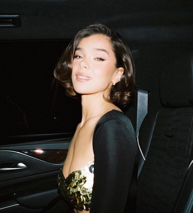 archiveshailees's tweet photo. ladies and gentlemen, HAILEE STEINFELD. https://t.co/pn8Pp2epvM