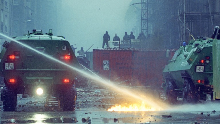 frontline2024's tweet photo. 14. November 1990 - In den frühen Morgenstunden beginnt ein Bullenheer nach zwei Tagen und Nächten Strassenkämpfen mit der Räumung der #Mainzer Straße. https://t.co/ljRWyjvROY https://t.co/ze9N7U5wsc