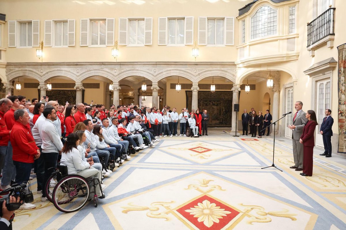 Los deportistas paralímpicos <a href="/kike_siscar/">Kike Siscar🎾♿️</a> de tenis en silla y <a href="/SoniaRE06/">Sonia06</a> del equipo de baloncesto en silla de ruedas, recibidos por <a href="/CasaReal/">Casa de S.M. el Rey</a> con el resto de sus compañeros de la delegación española tras los juegos de Paris