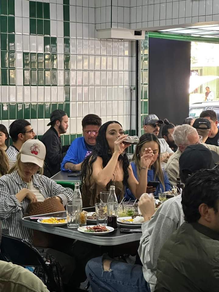 Rhevolver's tweet photo. Katy Perry chingándose cinco de sudadero con llorona y copia, salsa de la verde y su respectiva coquita de vidrio, y tú mamoneándote porque en la primer cita no te llevan al Suntory https://t.co/BaLbFMsUqU