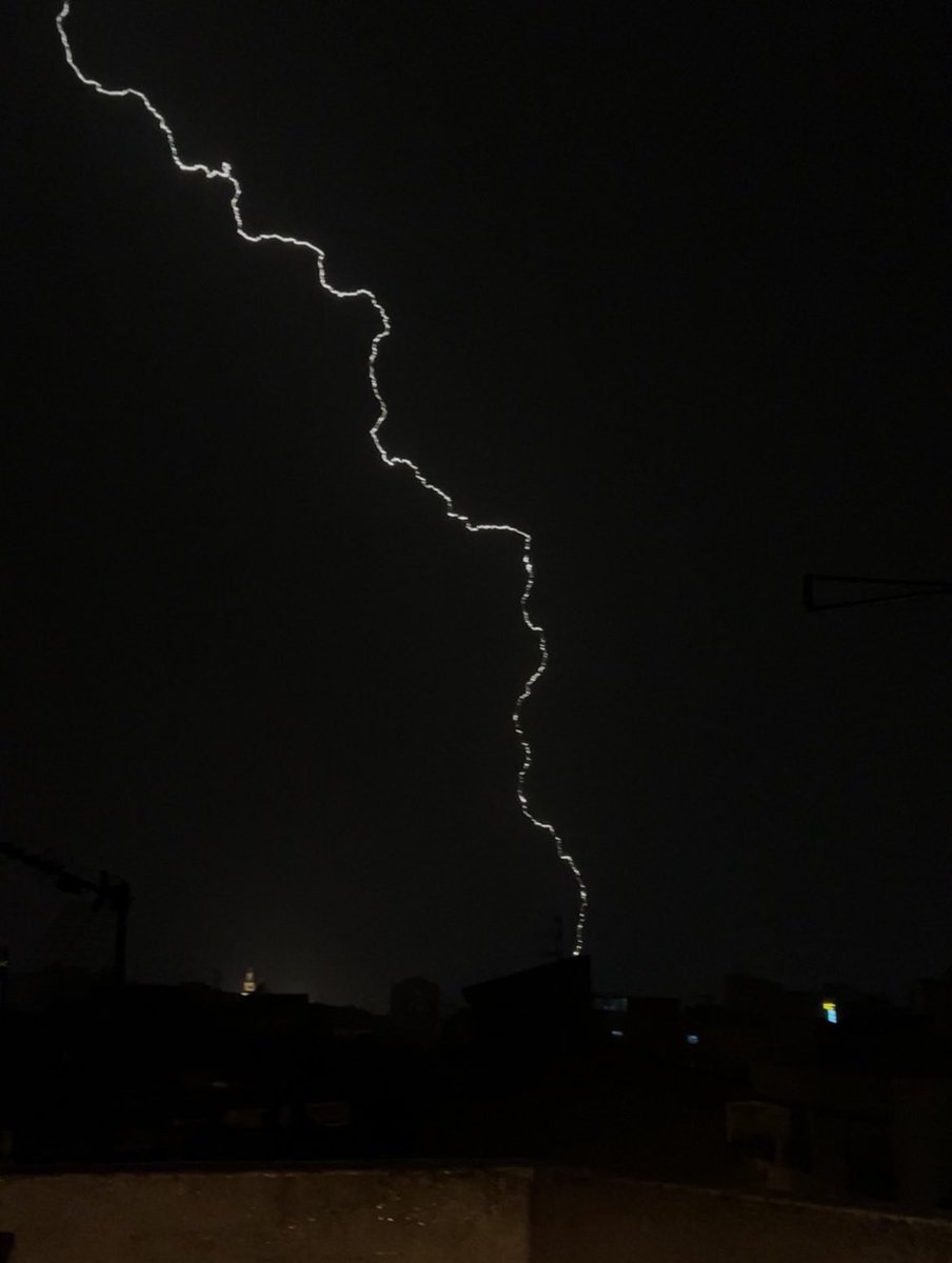 #DANAGranada está pegando fuerte en Motril. Durante todo el día tranquilos y ahora que llega la noche, se hace notar. ⚠️PRECAUCIÓN