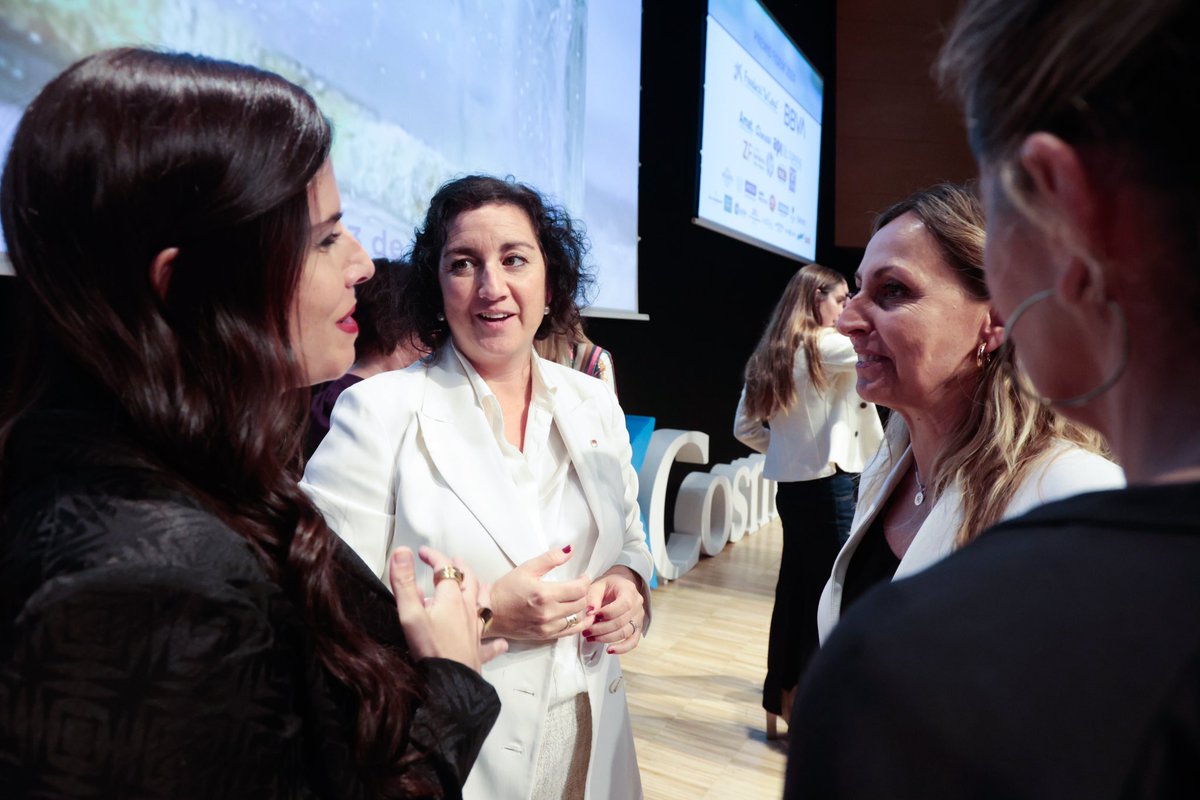 economiacat's tweet photo. La consellera @aliciarll participa en l'Edició XXVII dels #PremisFIDEM a la dona emprenedora en el Museu de la Ciència CosmoCaixa:

"Les dones hem de dedicar una part del nostre temps als altres: a entitats, fundacions, agents socials i econòmics, perquè se’ns visibilitzi" https://t.co/nNNmNqaLsY