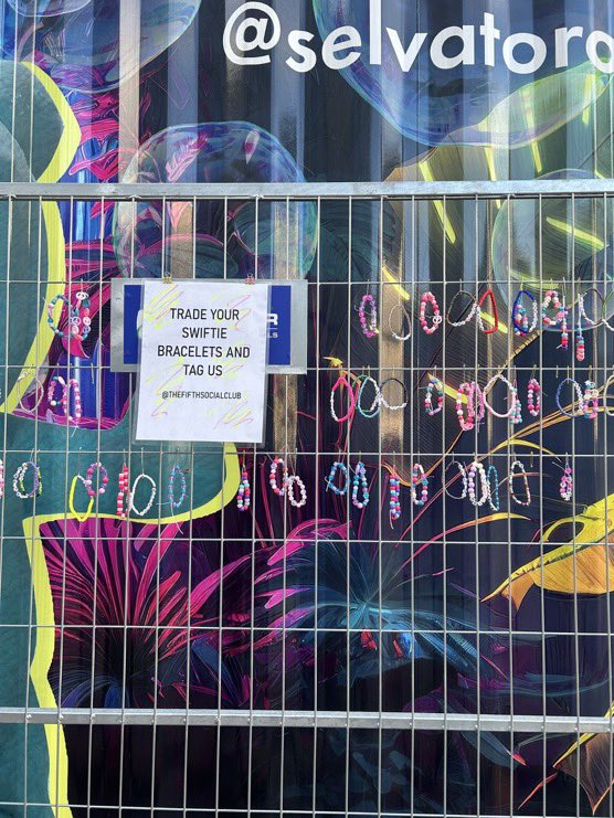 TSUpdating's tweet photo. 🚨| Friendship bracelets wall in Toronto in celebration of The Eras Tour! https://t.co/WyNqiN69f5
