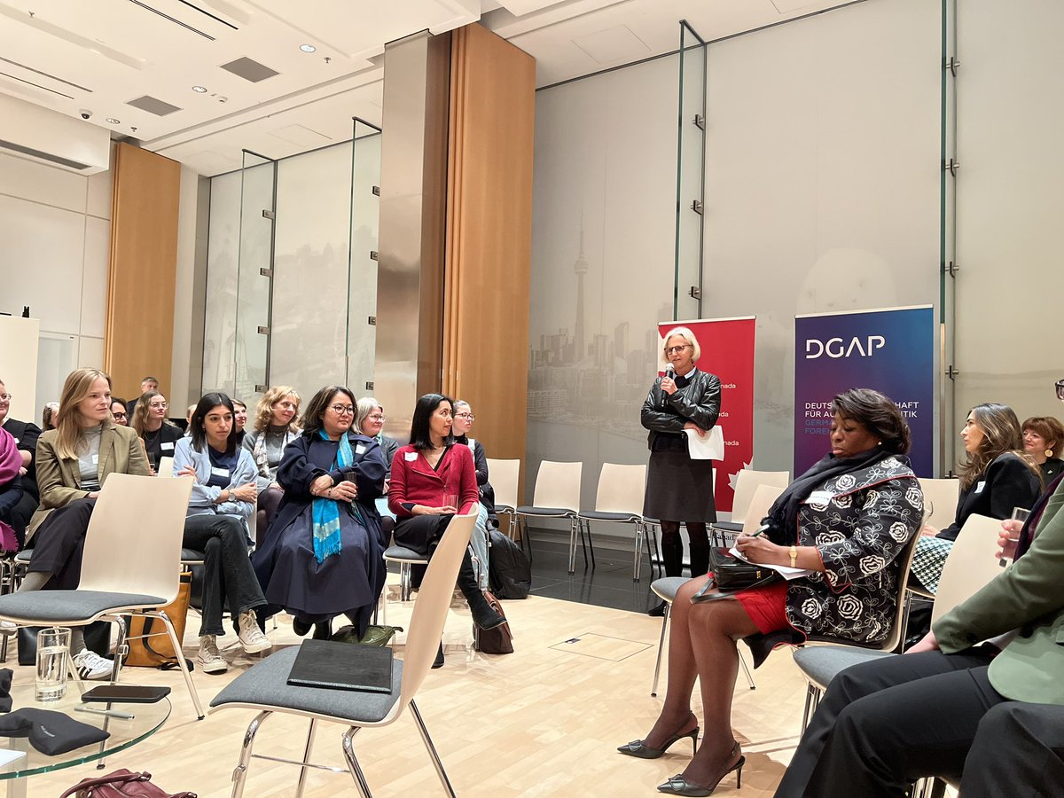 magdalenaszub's tweet photo. Despite omnipresent turbulence, so empowering to share insights with @StvSprecherin, @dgapev and @KanadaBotschaft on the countless benefits of female networking. 
Impressive 🇨🇦female foreign representation! https://t.co/2fJP0DUd6Y