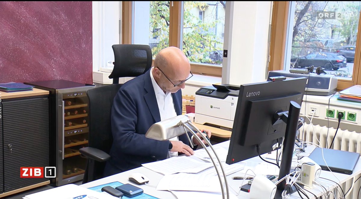 HallaMartin's tweet photo. 🇦🇹🍷— Der Weinkühlschrank, ein schönes Extra im Büro von Karl-Heinz Snobe, dem Geschäftsführer des AMS Steiermark. #ZIB1 https://t.co/Fk525UWv46