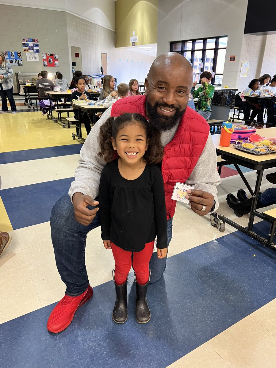 On World Kindness Day, students offered lots of gifts and gestures throughout the day. #WorldKindessDay <a href="/VanWert_Elem/">Van Wert Elementary</a> has GREAT kiddos! <a href="/VanWertPto30153/">VAN WERT ELEMENTARY PTO</a> <a href="/DrKatieT_PSD/">Katie Thomas</a>