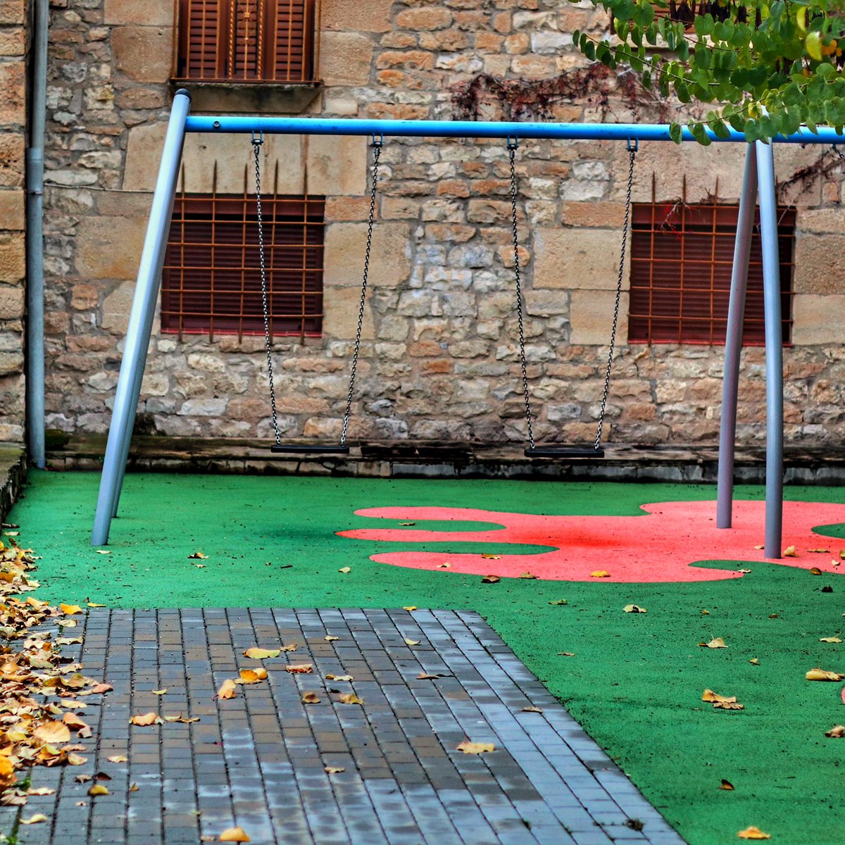 El parc infantil avui no ha tingut usuaris, plou una mica, avui 5 litres.
#somtrescentsipico #esplugacalba