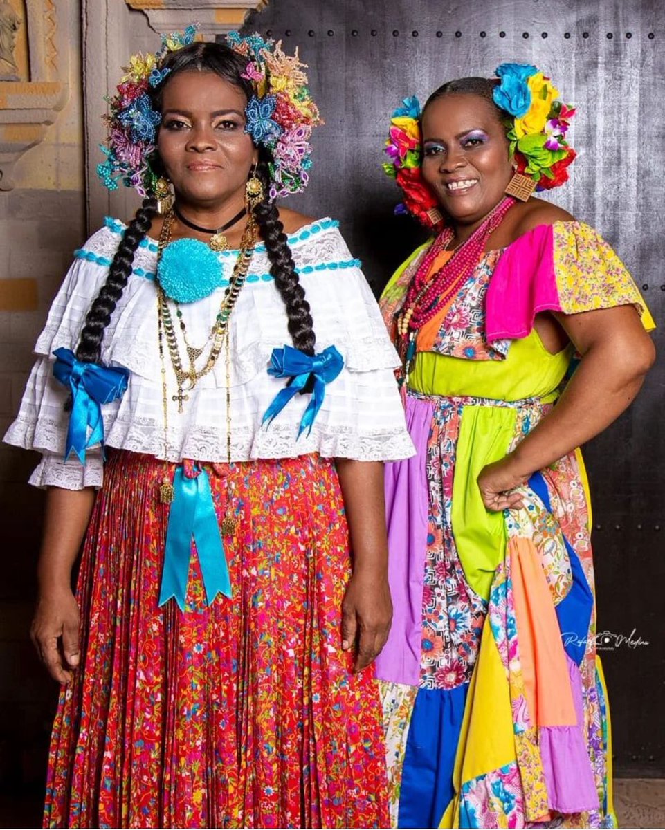 frobinsonpty's tweet photo. Hoy están de cumpleaños mi mamá y mi tía que son mellas, vamos a ver si saben ¿cuál de las dos es mi mamá?
👉🏿La de Tembleques
👉🏿La de flores https://t.co/YvXuFgwFoX