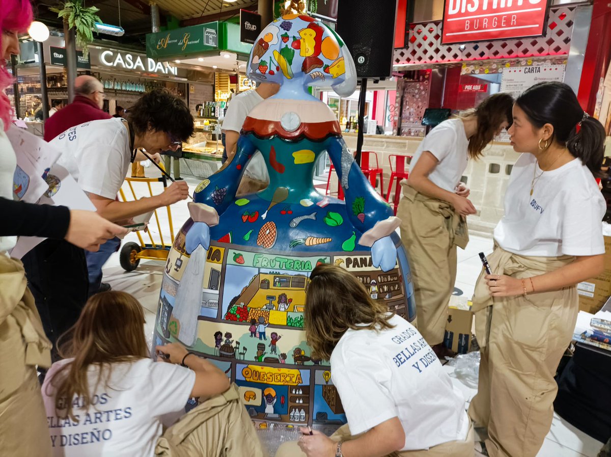 Es una de las 30 <a href="/meninasmadrid/">meninasmadridgallery</a> que a partir del viernes toman las calles de la ciudad. Ésta la decoran estudiantes de Bellas Artes y Diseño <a href="/ufvmadrid/">Universidad Francisco de Vitoria</a>