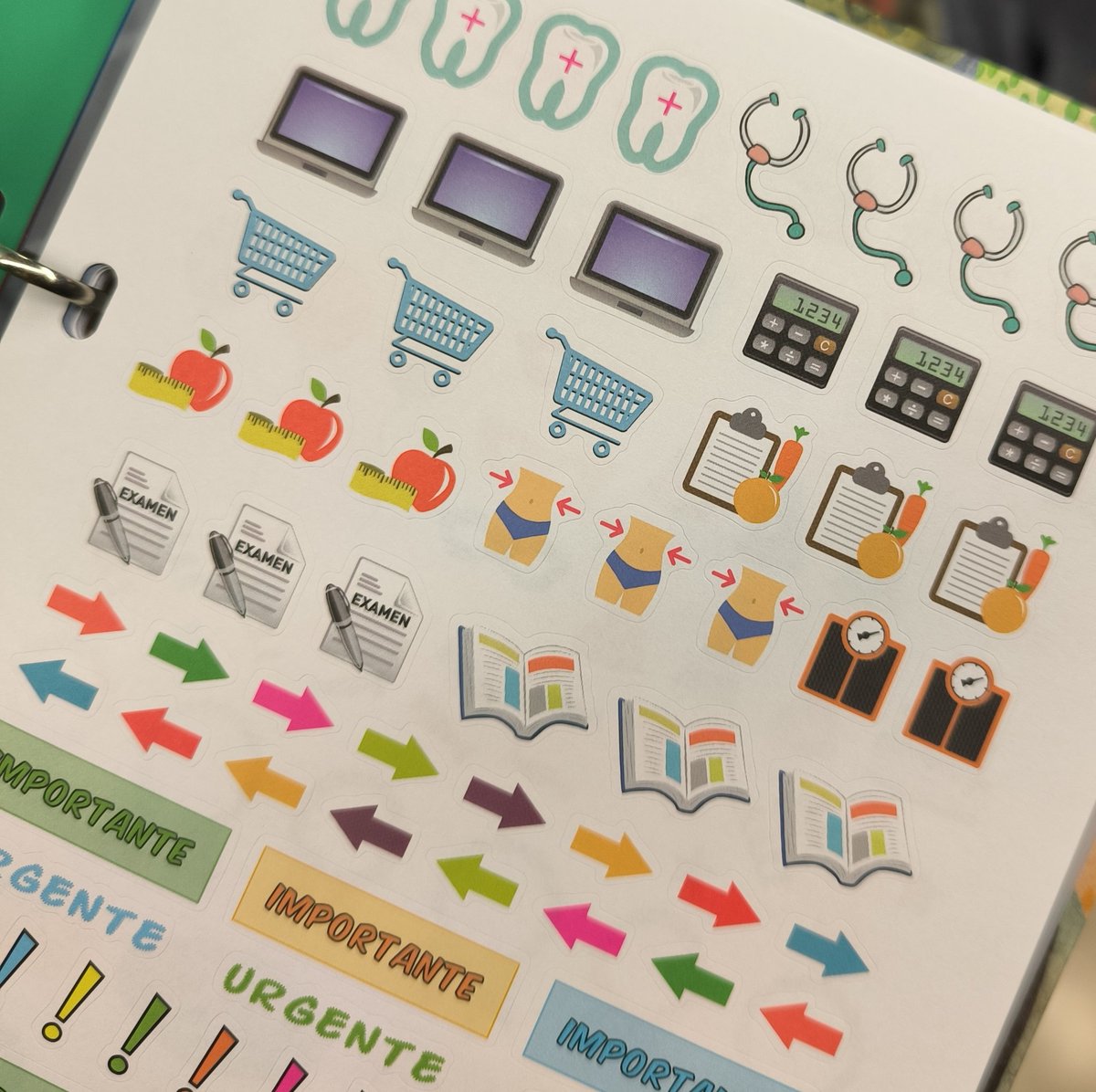 Los stickers de las agendas dirigidas a mujeres y chicas adolescentes... Después los TCA. Esto es violencia estética.