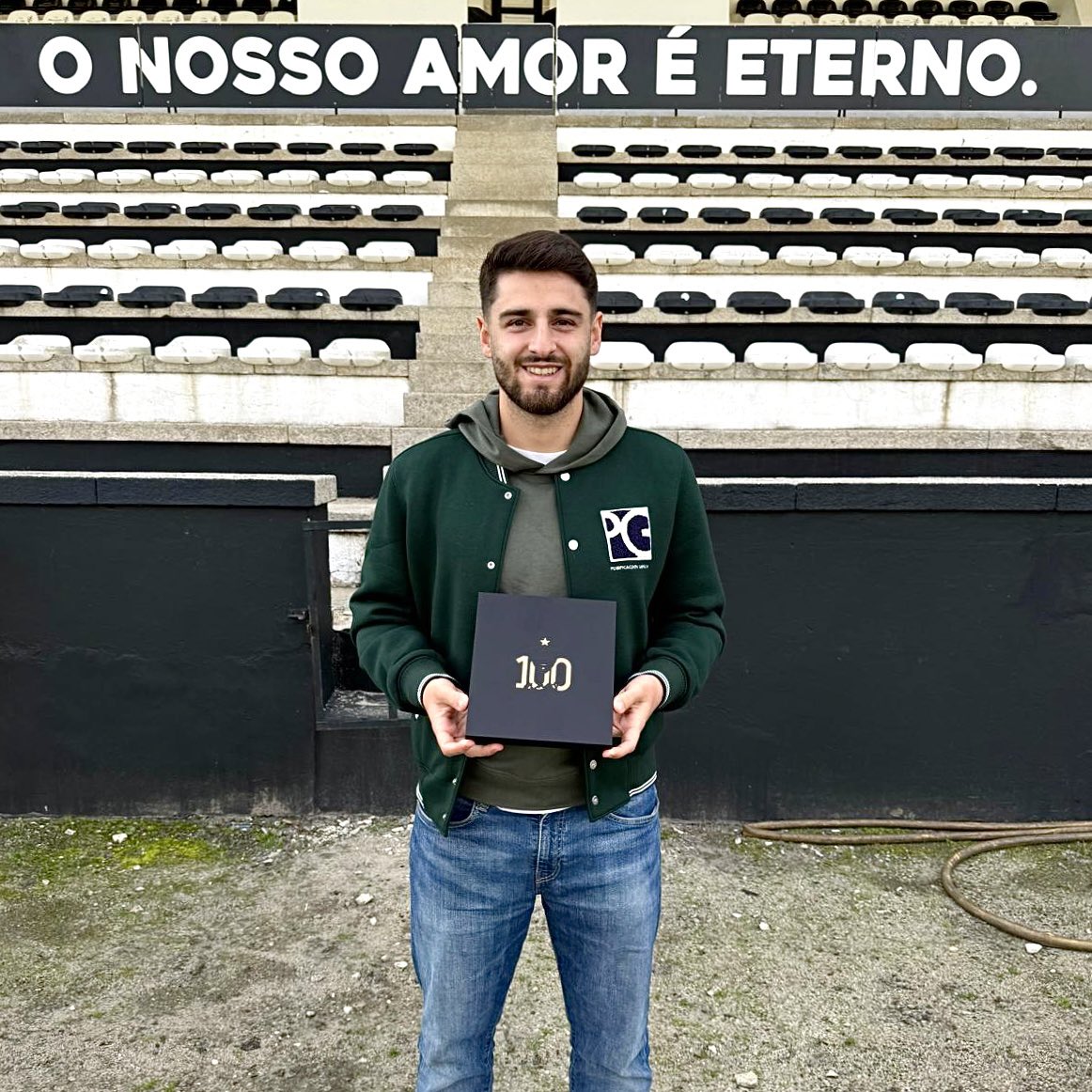 Uma cara bem conhecida e um novo sócio da AD Sanjoanense no Estádio Conde Dias Garcia 🤩

Esta será sempre a tua casa, <a href="/xadas10oficial/">Xadas10</a> 🖤🤍

#100AnosdeHistória #PuroFutebol