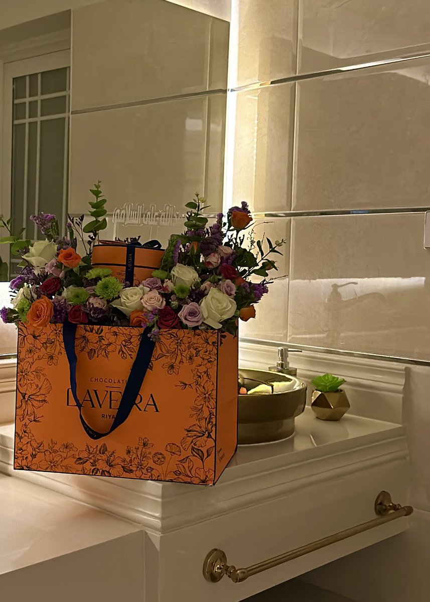 يليقُ بِي الدلال والأفراح والبسماتِ
يليقُ بي كل الأشياء الجَميلة الزاهية ❤️