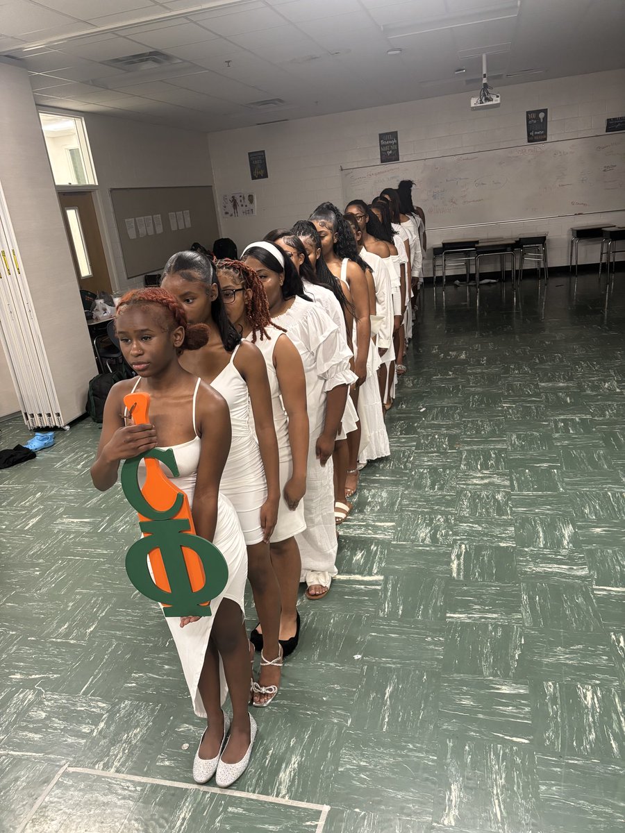 shscheer_ga's tweet photo. Charter Members ✅
First cheer team in the state of GA to join ✅
Largest line thus far ✅
#SHSCHEER ARE DEFINITELY TRENDSETTERS! That’s why the first line is called The 26 Captivating Cheerleaders of Influence (26 CCI). Congratulate the newest initiates of The Cheer Phi Club. https://t.co/Ehw4InOY2y