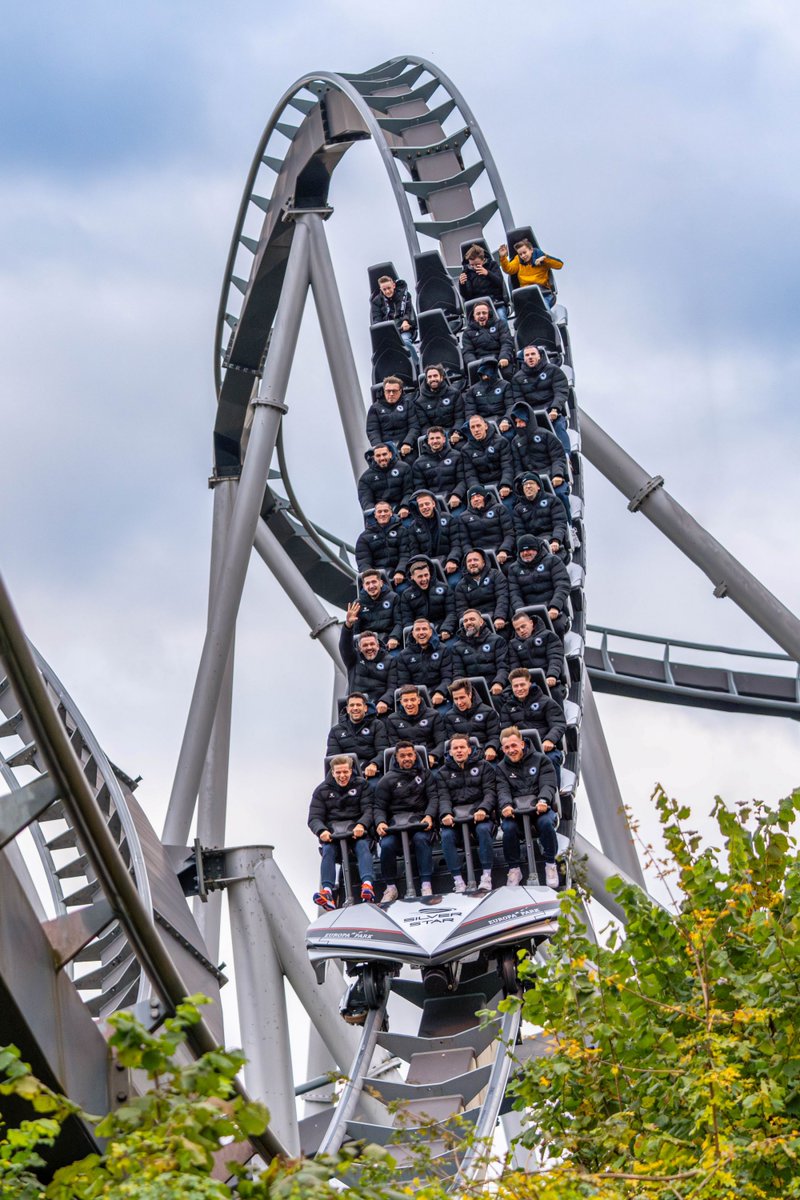 A seleção da Bósnia está na Alemanha para o jogo da Nations League e aproveitou para ir ao Europa-Park... e tiraram uma foto de equipa única.