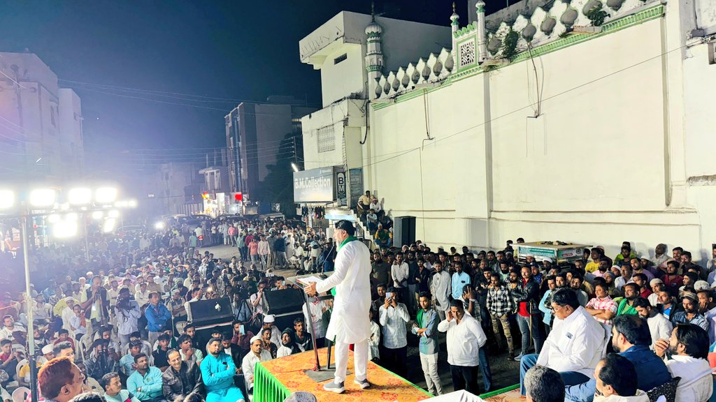 SyedMoin9890's tweet photo. Janab Br. @asadowaisi Sahab ki hidayat per #Nanded south Constituency ke Darbar Masjid Arab Galli me Inteqabi Jalse Aam se Khitab kiya. Is maoqe per Janab Kausar Mohiuddin Sahab (MLA Karwan), Feroz Lala Sb , Mirza Amjad baig Sb. maojud rahe.

#AIMIM #patang 
#Nanded #syedmoin https://t.co/UURp1BqQGj