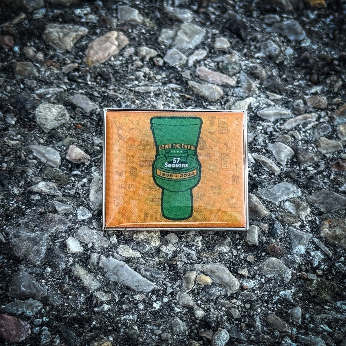 LastDiveBar's tweet photo. 🚨 We have a few things dropping this Friday at 10am, pst. 🚨

-Our collab with @lemonade51o, The “Dive Bar Lemonade” Tote bags. 

-Our “57 Seasons Down The Drain” pin. They put out their pin and in reality what they were doing was not celebrating the 57 years but in fact, flushing it all down the drain. 

-“Fuck John Fisher” & “F 🚽 🐠 R” bumper stickers!