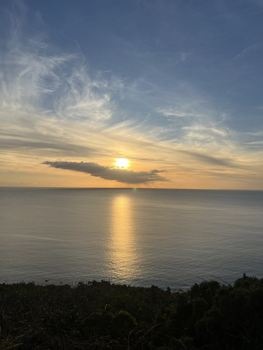 bryce_isobel's tweet photo. Today’s little dose of Vitamin Sea. #Cornwall #AutumnDays #RamePeninsula https://t.co/xn5eWuDsQp