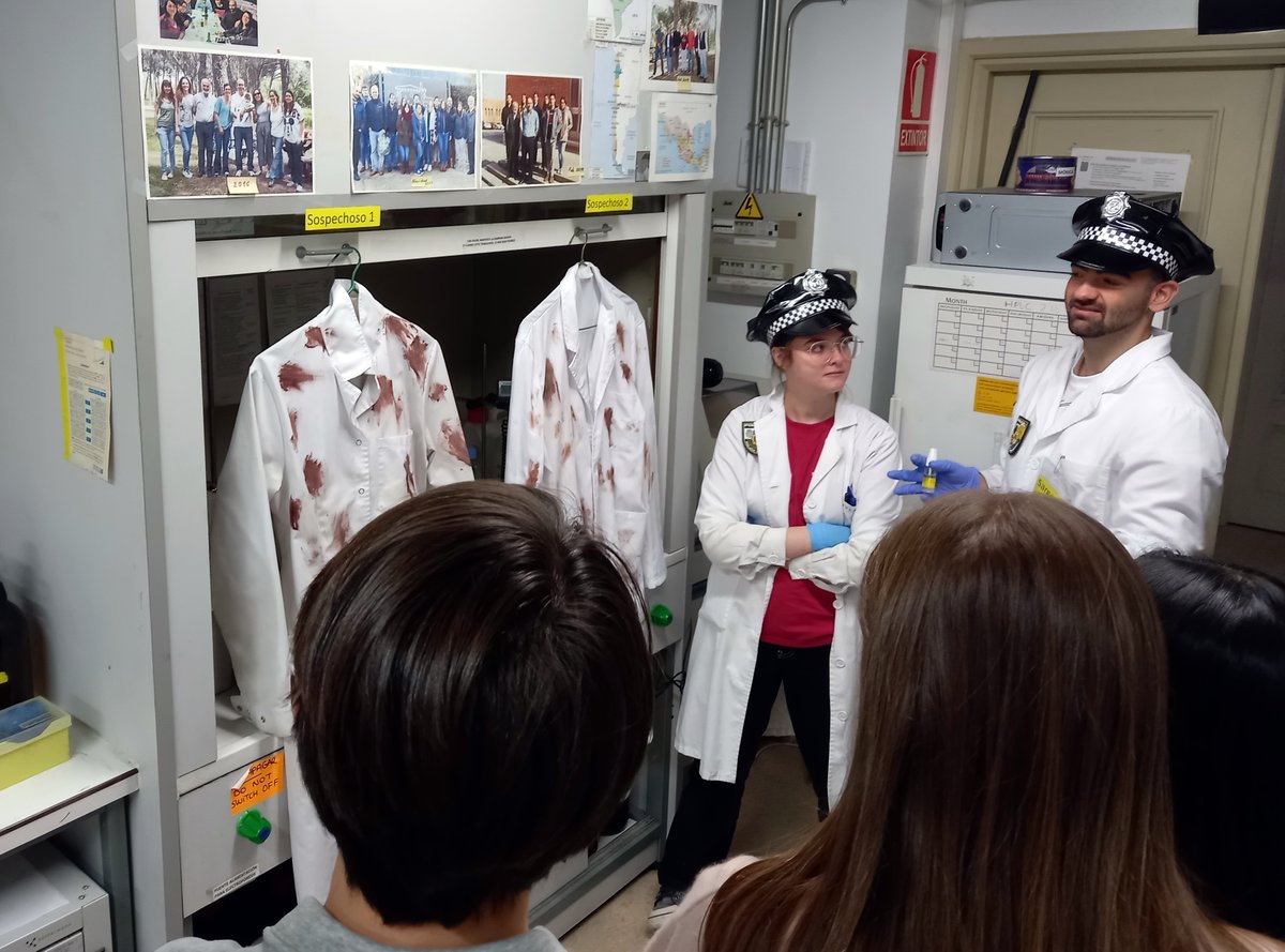 franciscoplou's tweet photo. Este año hemos estrenado en el @ICP_CSIC un nuevo taller dentro de la #SemanadelaCiencia
Sobre la base de la quimioluminiscencia, alumnos desde 4º ESO hasta 2º Bachillerato han resuelto un crimen y han disfrutado de reacciones catalíticas luminiscentes 
@educacmadrid @CSICdivulga https://t.co/vWlo0Zm3k1