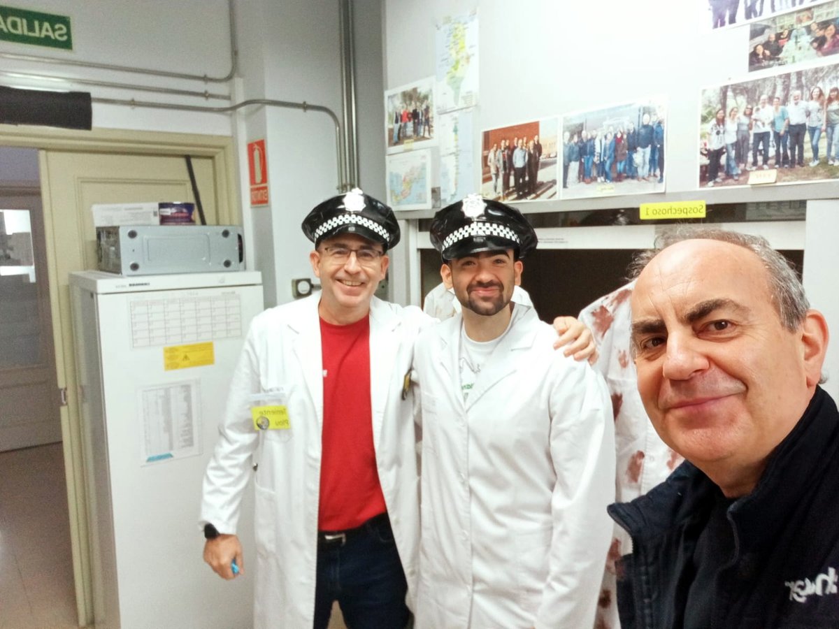 franciscoplou's tweet photo. Este año hemos estrenado en el @ICP_CSIC un nuevo taller dentro de la #SemanadelaCiencia
Sobre la base de la quimioluminiscencia, alumnos desde 4º ESO hasta 2º Bachillerato han resuelto un crimen y han disfrutado de reacciones catalíticas luminiscentes 
@educacmadrid @CSICdivulga https://t.co/vWlo0Zm3k1