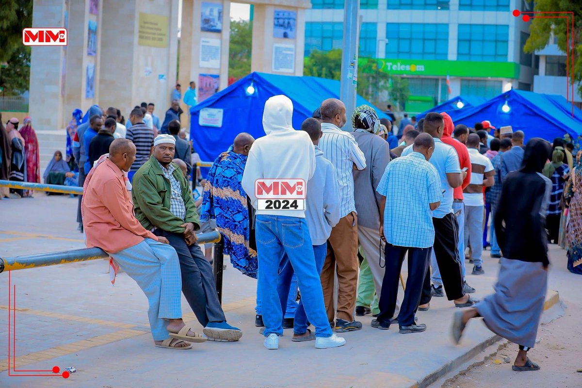 HornNewsUpdate's tweet photo. News: In an inspiring show of democracy, a Somaliland voter remained loyal to his party but backed an opposition candidate for president—putting nation above party. A true "African Miracle" in this historic election. #SomalilandElection #AfricanDemocracy #VotingForChange https://t.co/rZwFJJzp52