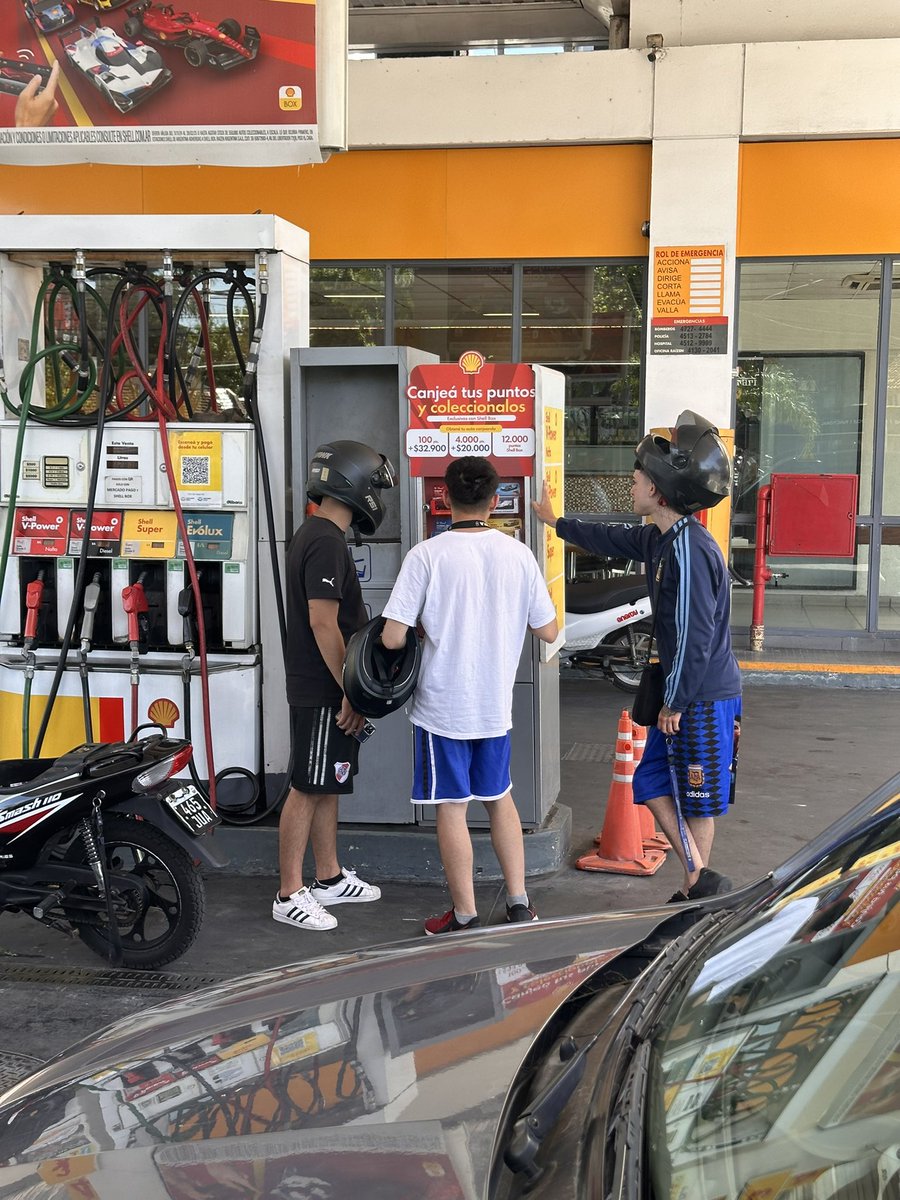 LA7ExP's tweet image. Ella: Seguro established con otra

Los Pibes: “Me das el Ferrari”

😂😂